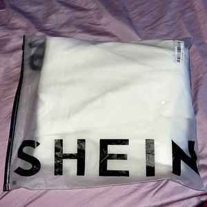Hello everyone! I am selling this white pants that just got a couple days ago